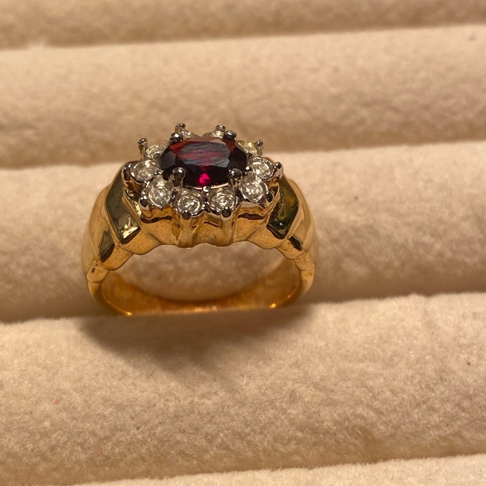 Elegant Gold and Red Gemstone Ring